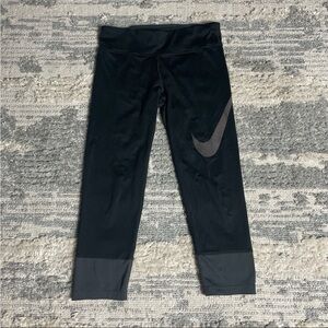 Women's Black Nike Capri Pants - Size Medium (M)